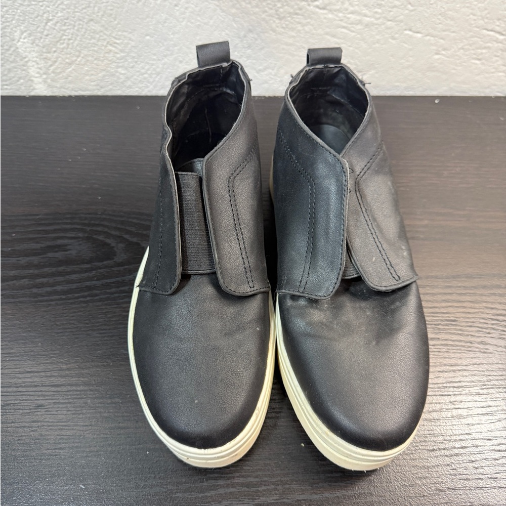 Universal threads black chukka slip on sneakers 6 1/2